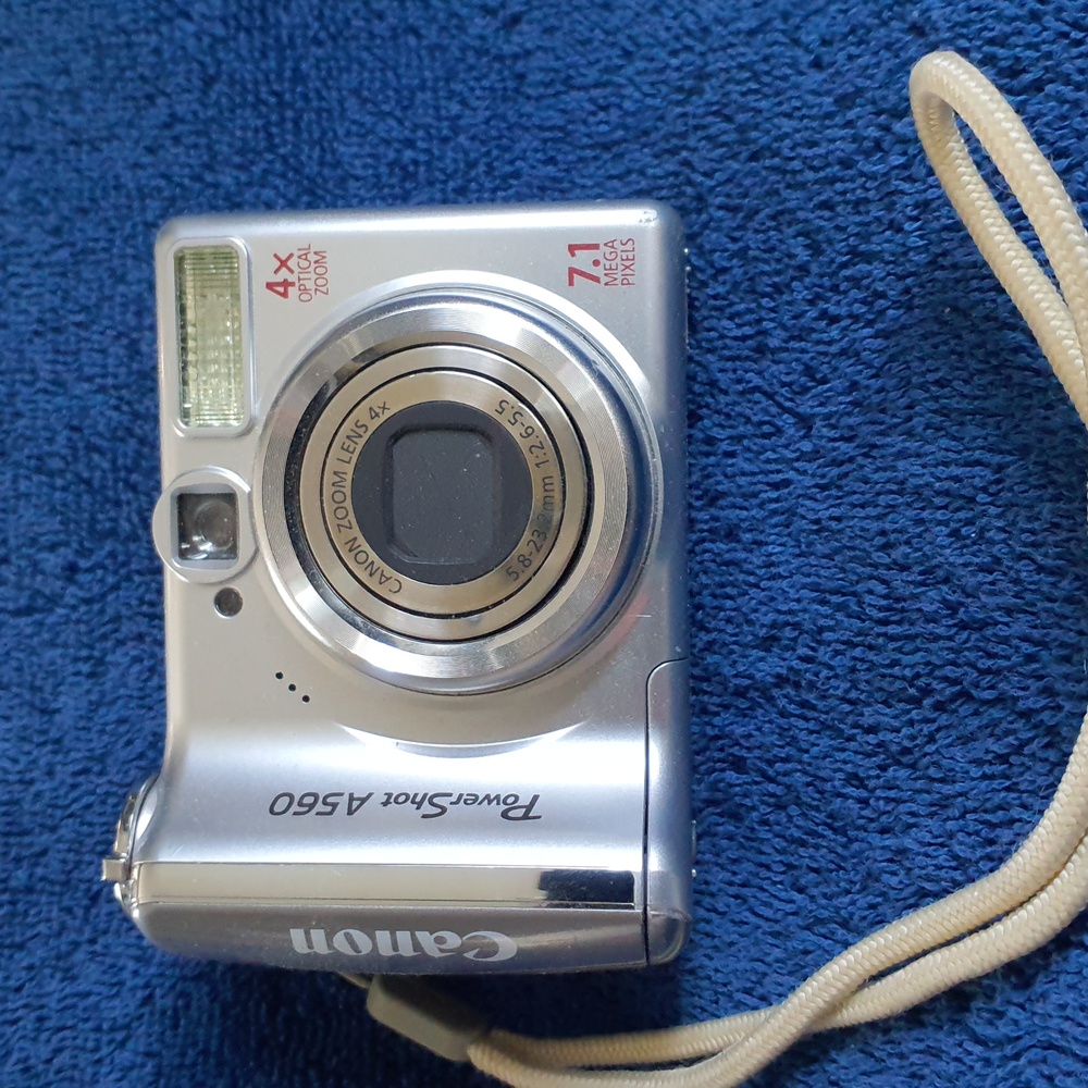 Canon PowerShot A560 Silver Camera with Accessories